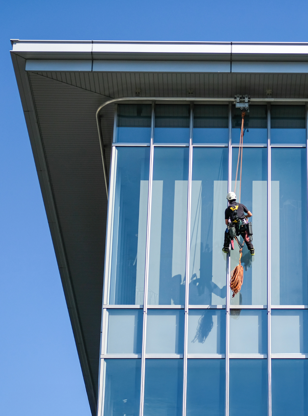 Blick auf Fensterreinigung als Symbolbild für die Gebäudereinigung in Berlin