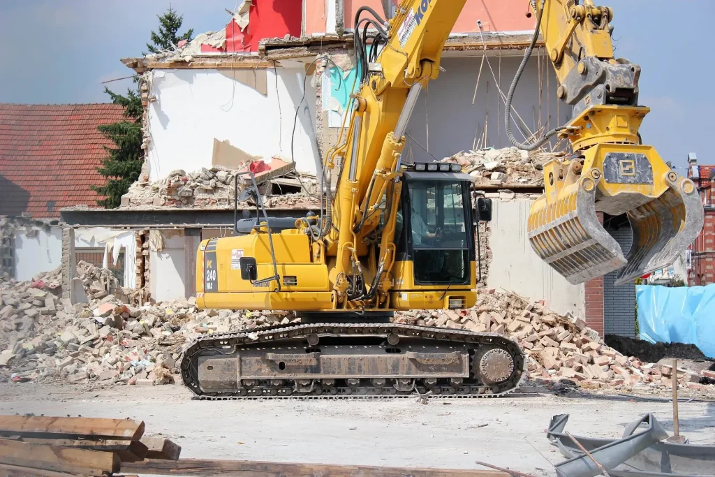 Abrissbagger beim Abbruch eines Hauses
