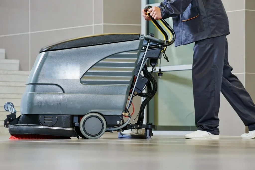 Bodenreinigung mit Scheuersaugmaschine