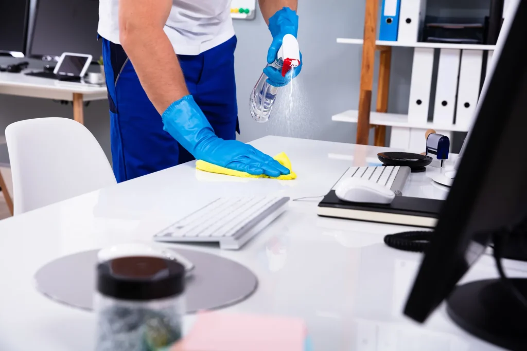 Büroreinigung eines Schreibtischs