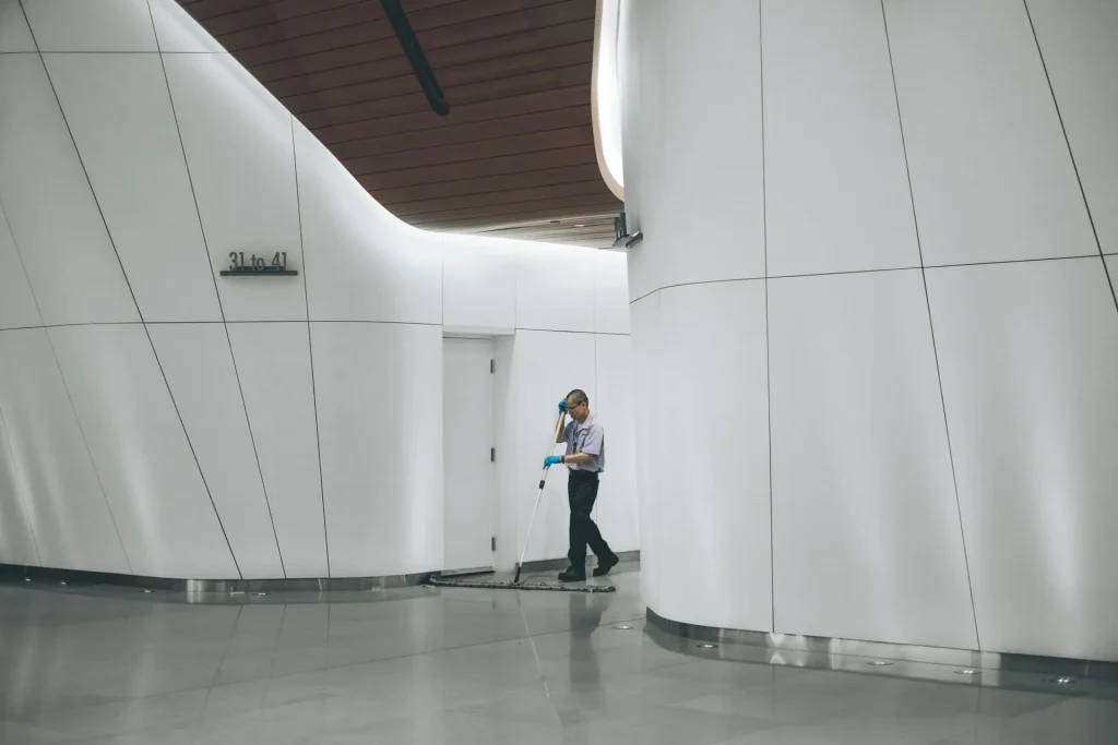 Reinigungskraft im modernen Foyer