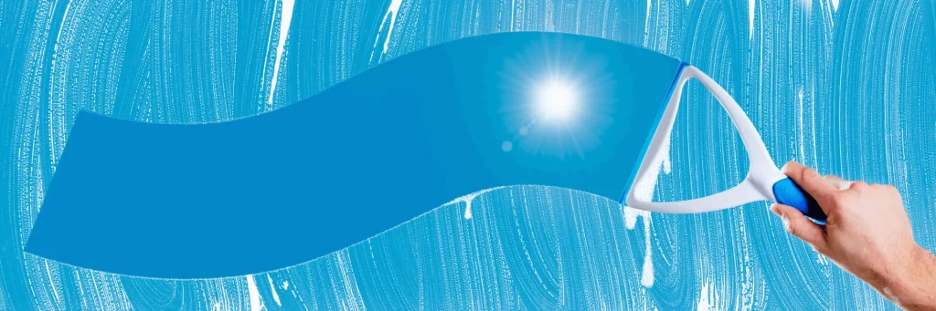 Abzieher bei der Glasreinigung auf blauem Hintergrund