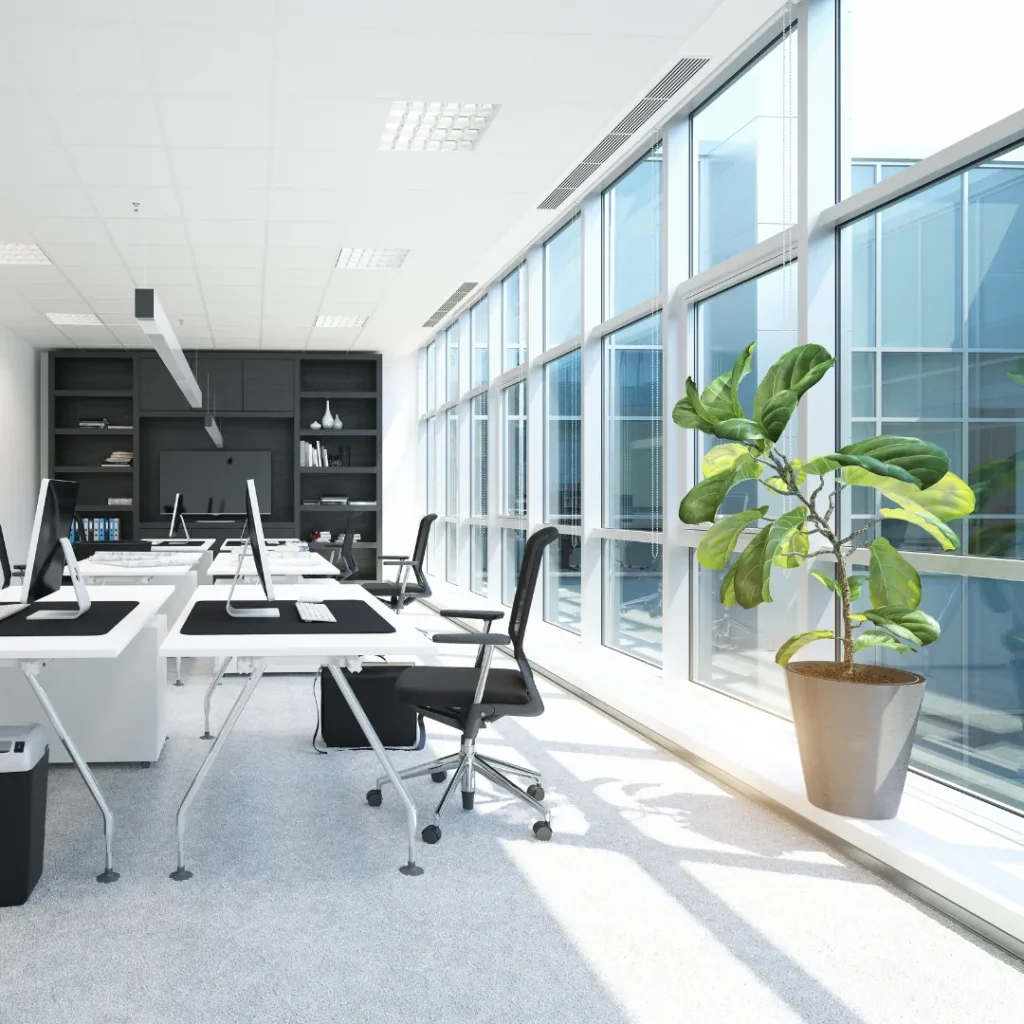 Helles Büro mit großer Fensterfront