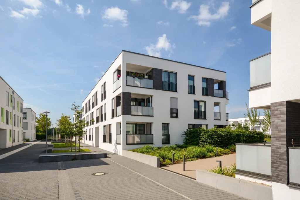 Moderne Wohnanlage mit gepflegten Außenanlagen
