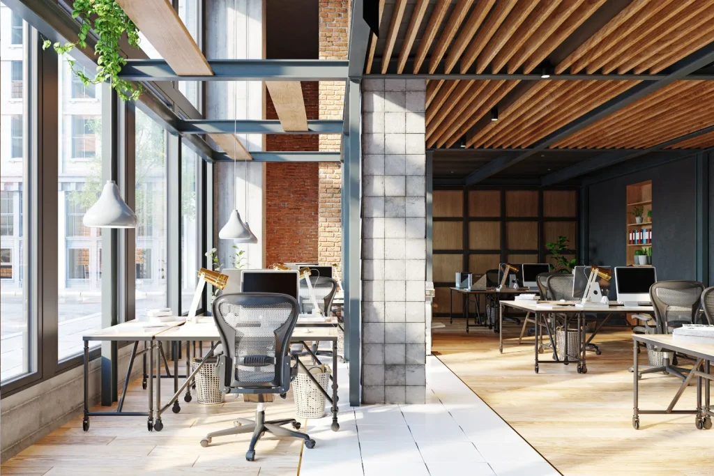 Modernes Loftbüro mit Arbeitsplätzen