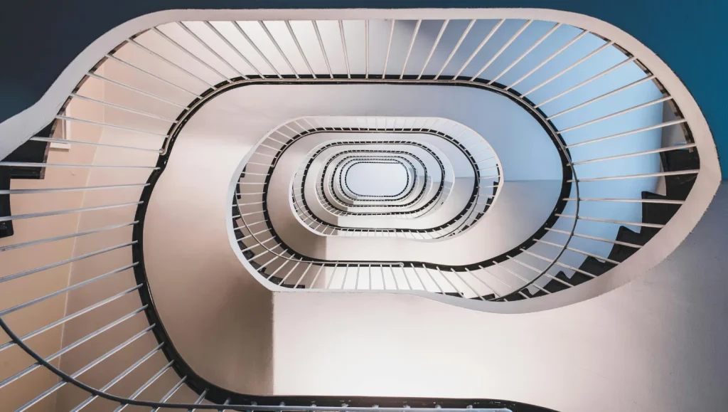 Wendeltreppe in einem Treppenhaus von oben